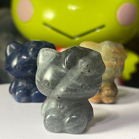 Set of Three Hello Kitty Crystal Carvings - Picture 3 of 8